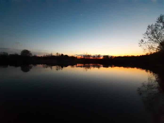 Jezero při západu slunce